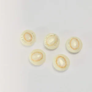CREMEFARVET KNAPPER MED GULD GLIMMER 5 STK.