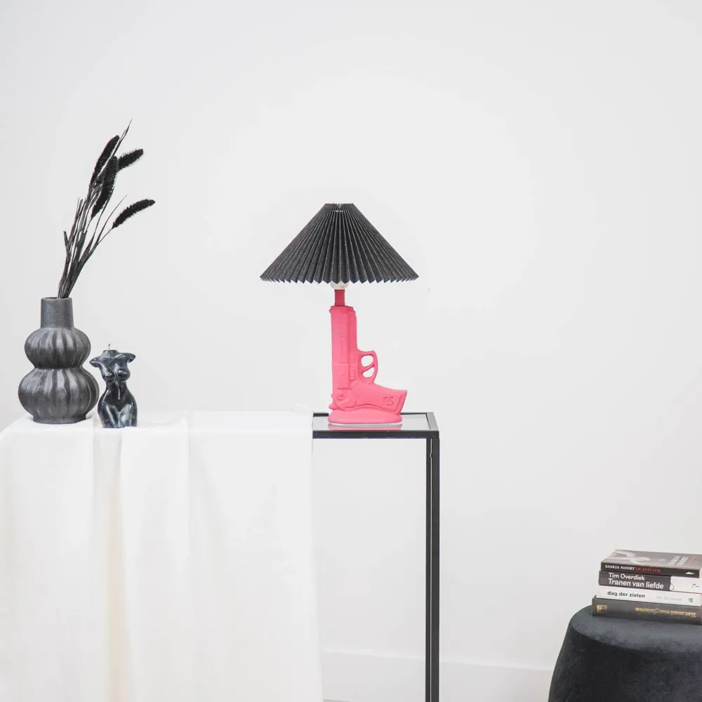 Housevitamin Gun Bordlampe - Keramik - Neon Fuchsia