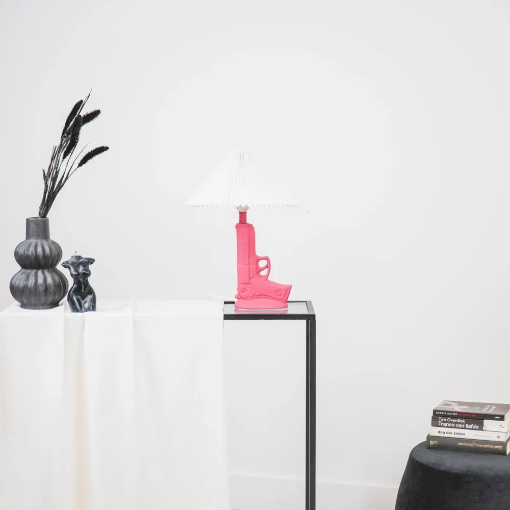 Housevitamin Gun Bordlampe - Keramik - Neon Fuchsia