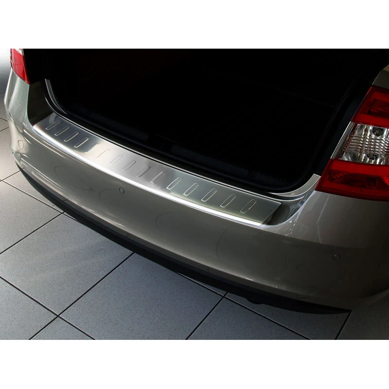 Avisa, Bagkofangerbeskytter, Rustfritstål, passer til Skoda Rapid 2012-2017 & FL 2017- 'Ribs'