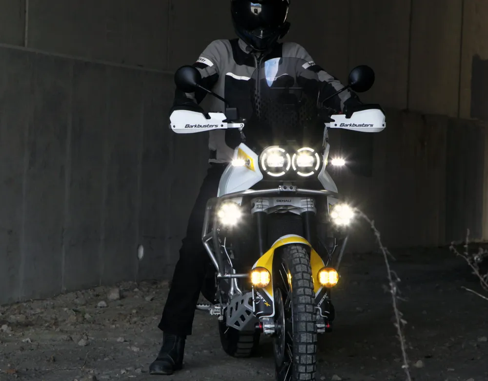 Nedre kørelysfæste - Ducati DesertX '23-'25 & Multistrada V4, '21-'24 DENALI Electronics