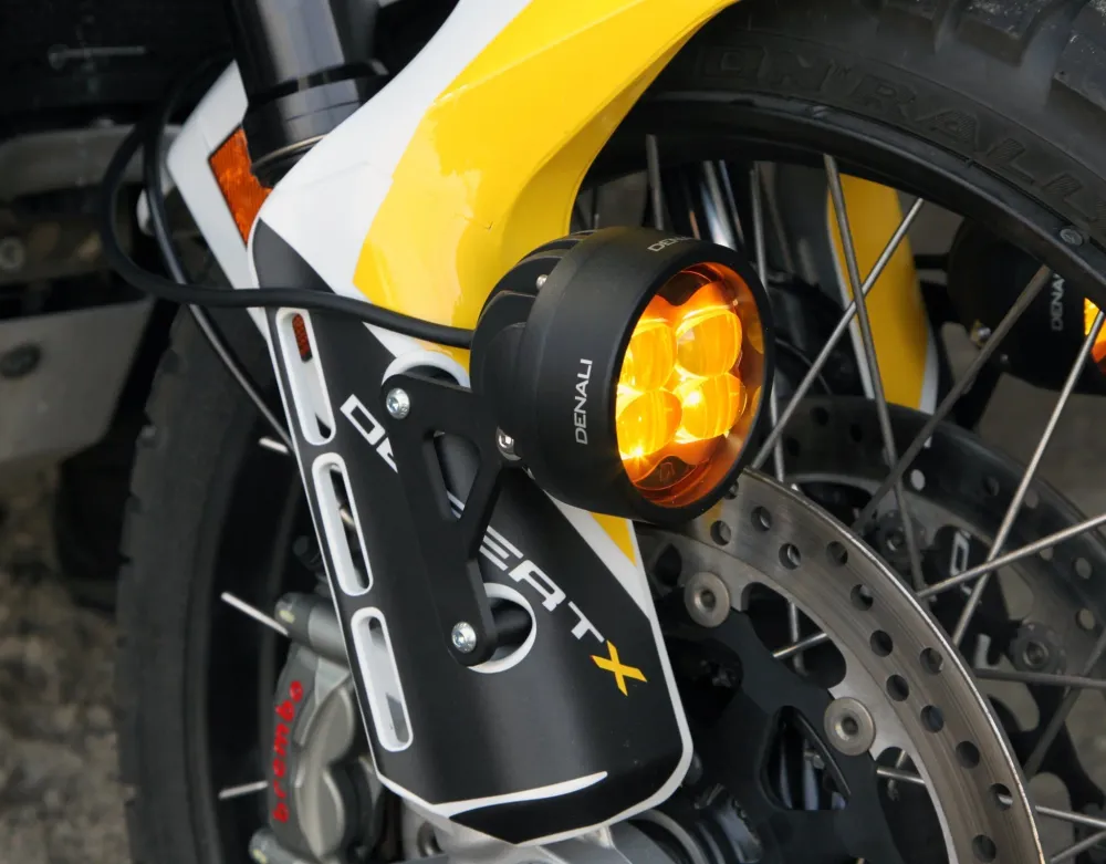 Nedre kørelysfæste - Ducati DesertX '23-'25 & Multistrada V4, '21-'24 DENALI Electronics