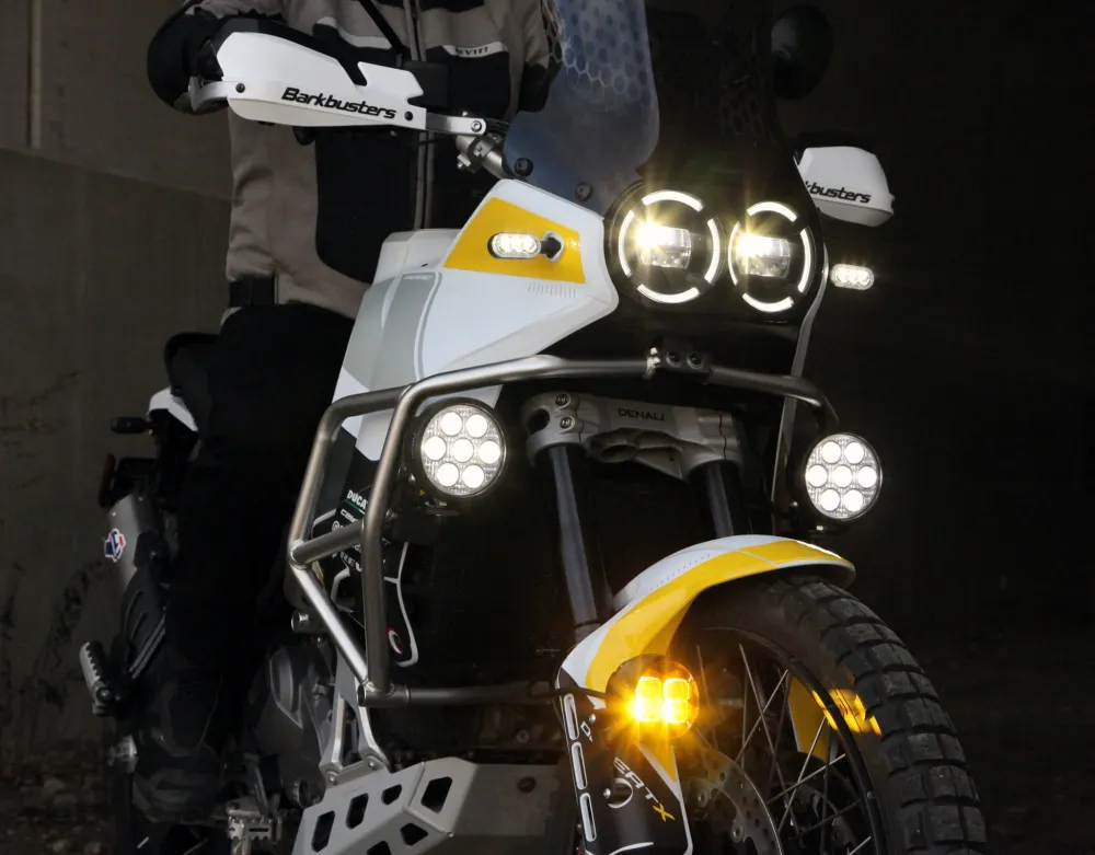 Nedre kørelysfæste - Ducati DesertX '23-'25 & Multistrada V4, '21-'24 DENALI Electronics