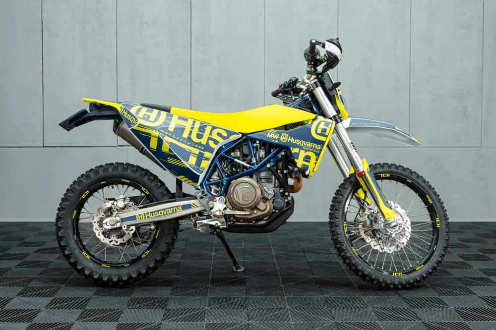 Husqvarna 701 SM DEKOR - "Disruptor" (Blå)