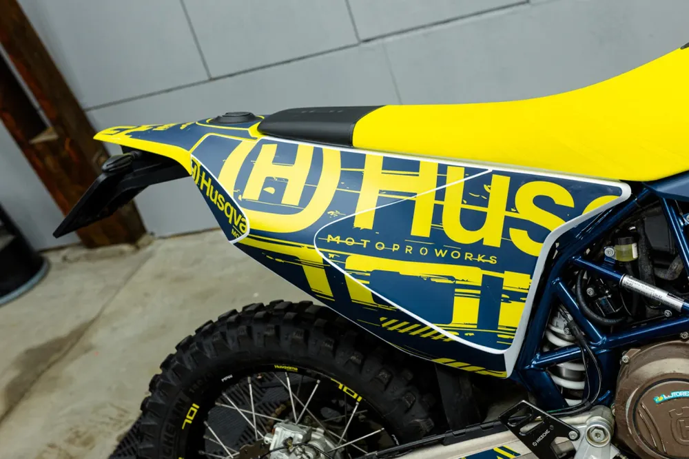 Husqvarna 701 SM DEKOR - "Disruptor" (Blå)