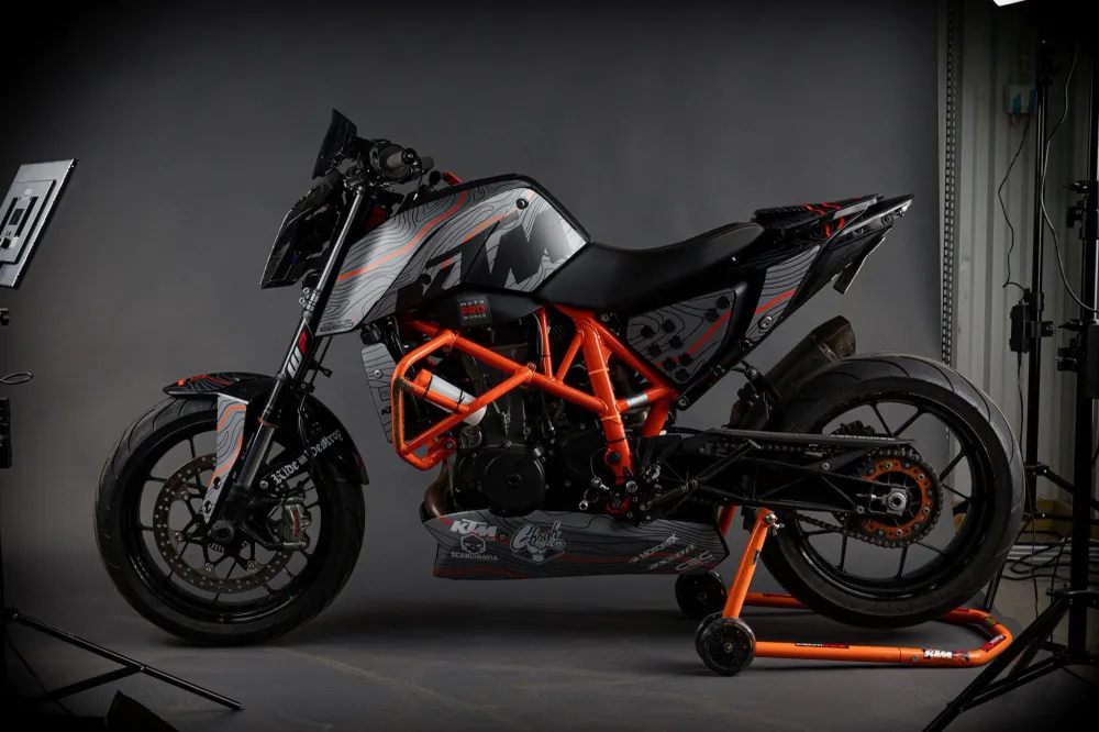 KTM 690 Duke DEKOR - "Topography" (Grå/Orange)