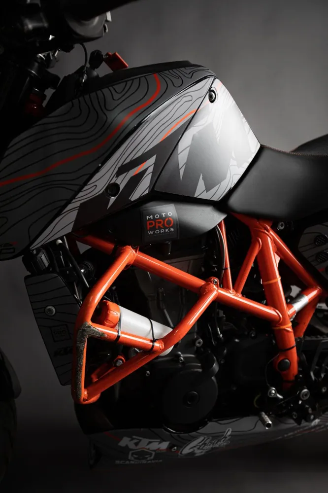 KTM 690 Duke DEKOR - "Topography" (Grå/Orange)