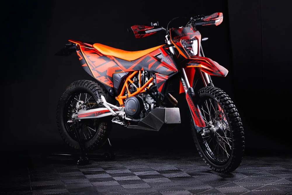 KTM 690 Enduro DEKOR - "Kickdrift" (Rød)