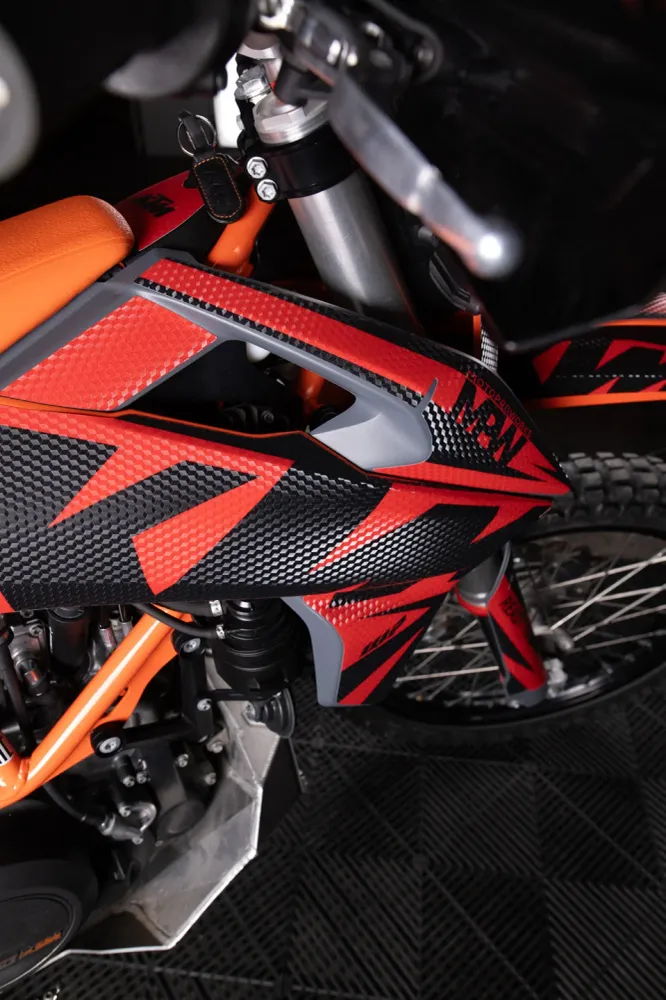 KTM 690 Enduro DEKOR - "Kickdrift" (Rød)
