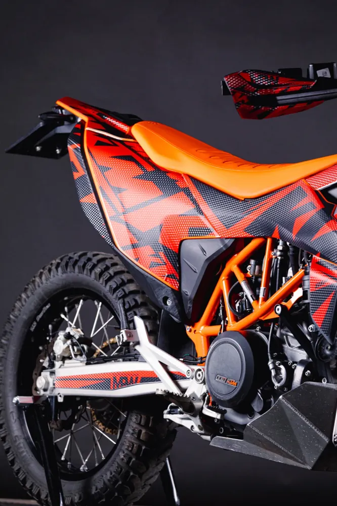 KTM 690 Enduro DEKOR - "Kickdrift" (Rød)