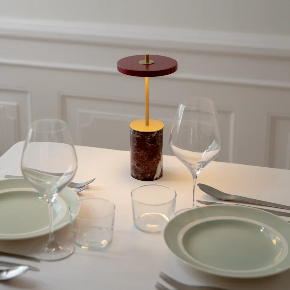 Asteria Move Tiny rød marmor LED portable bordlampe