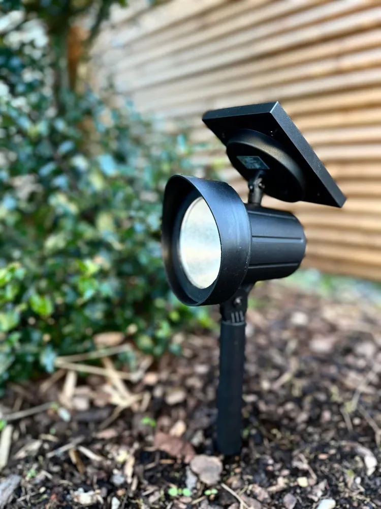 Havespot med solceller – Rummelig