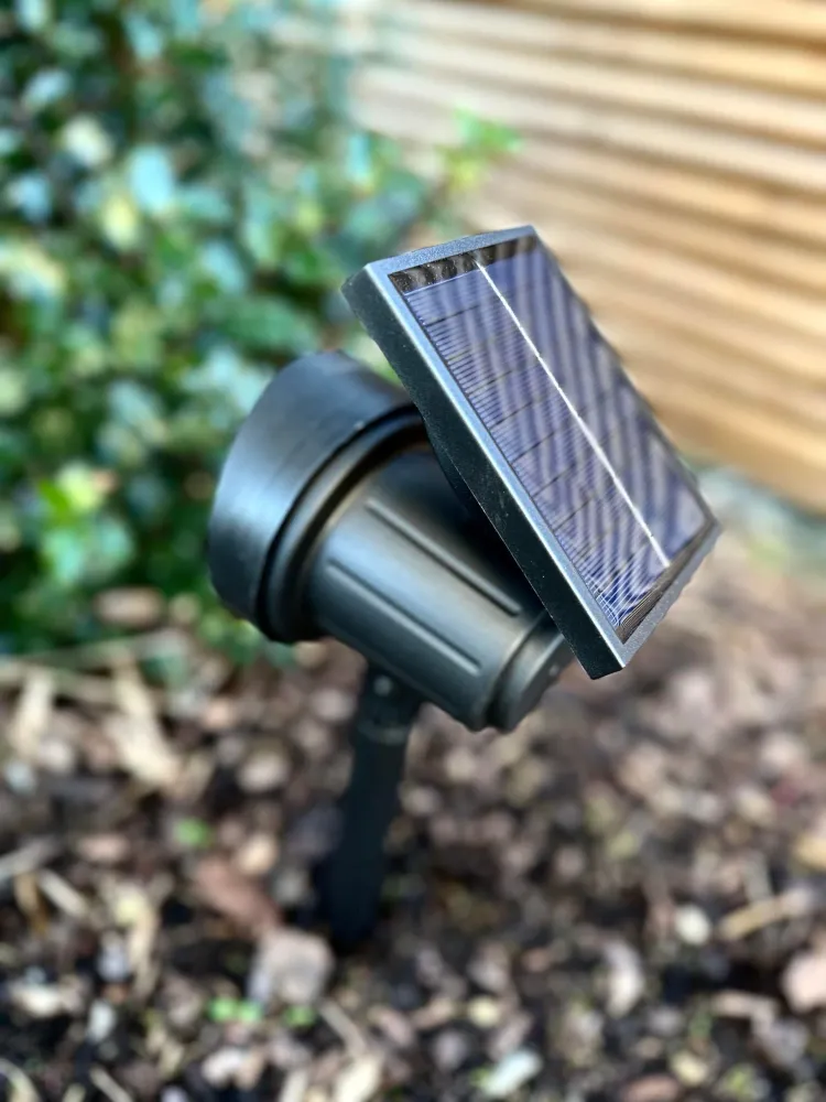 Havespot med solceller – Rummelig
