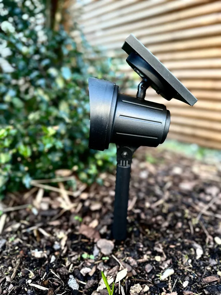 Havespot med solceller – Rummelig