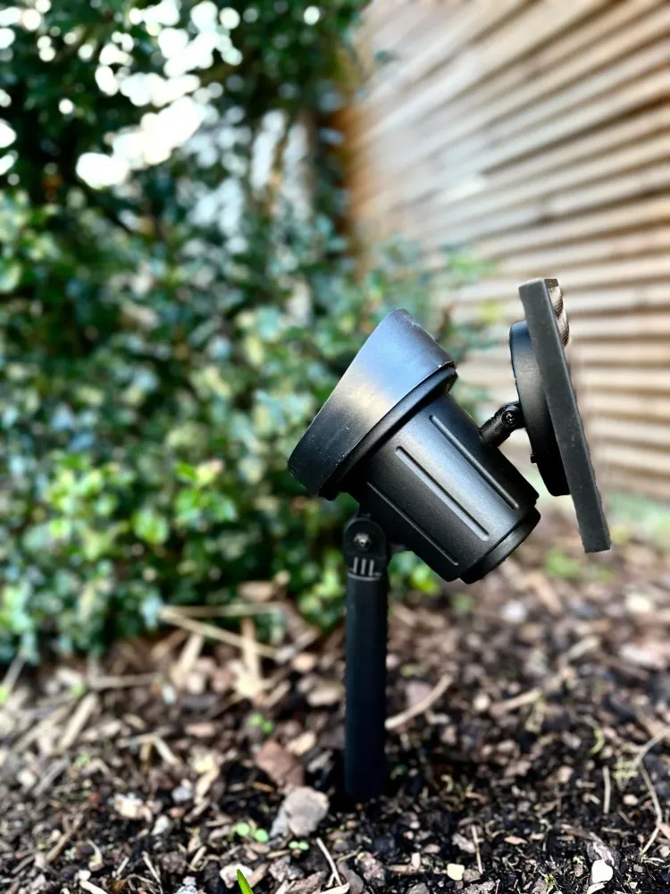 Havespot med solceller – Rummelig