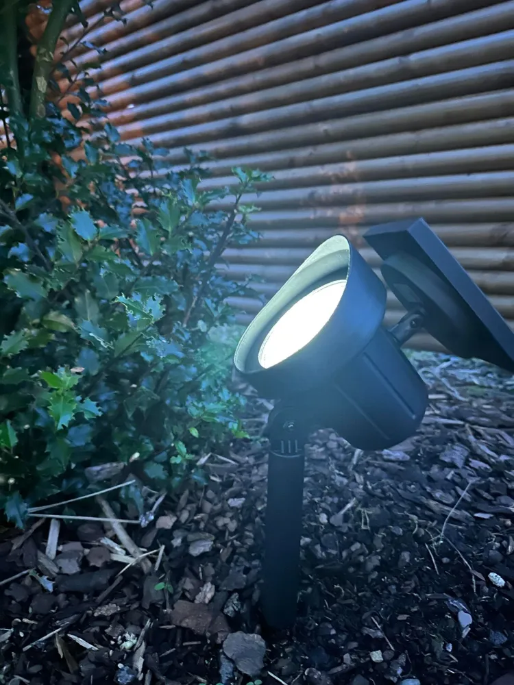 Havespot med solceller – Rummelig