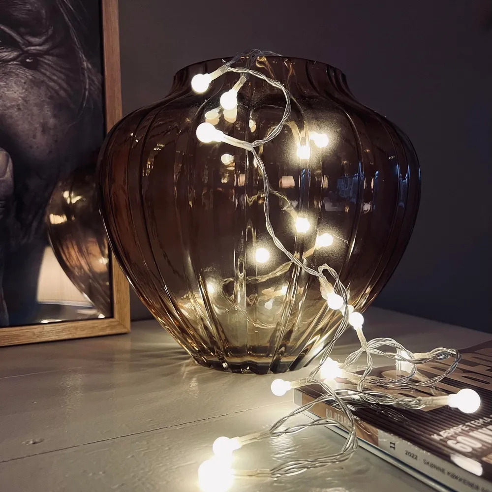 Lyskæde med 10 hvide LED dots - batteriboks