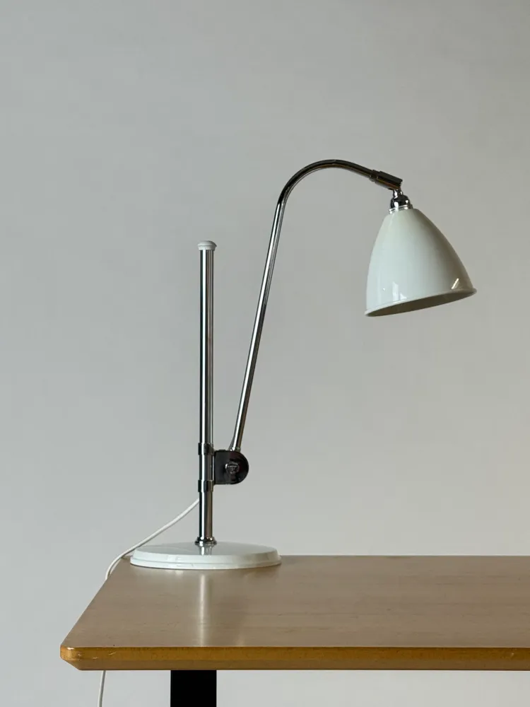 Gubi Bestlite BL1 – Hvid/Krom