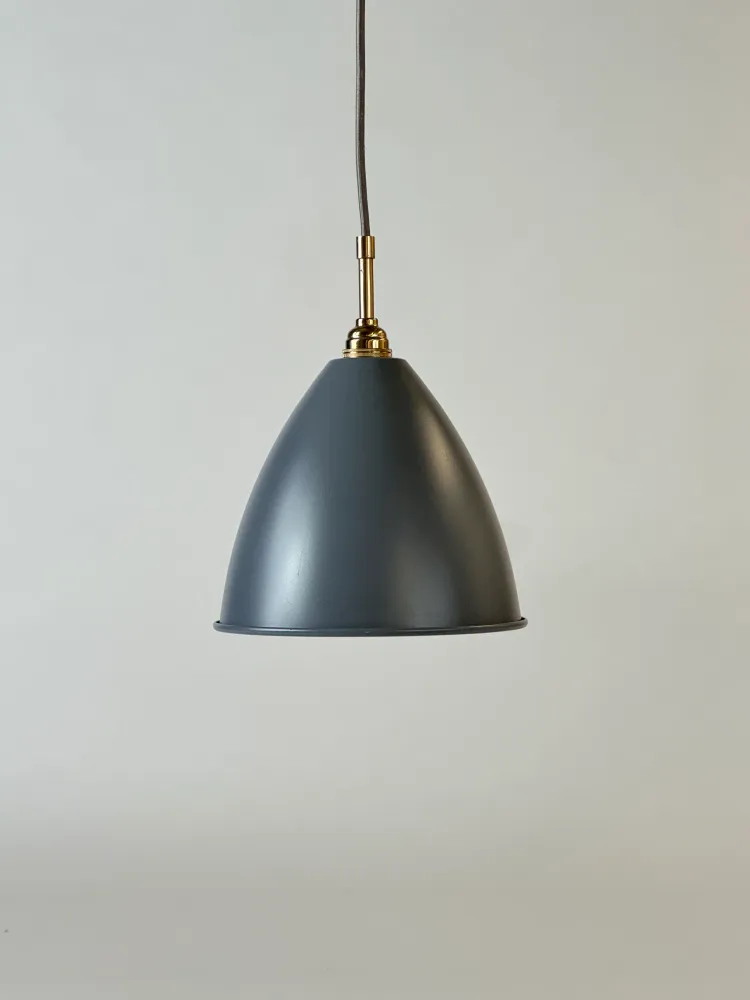Gubi BL9 Pendel – Grå/Messing Ø21 cm