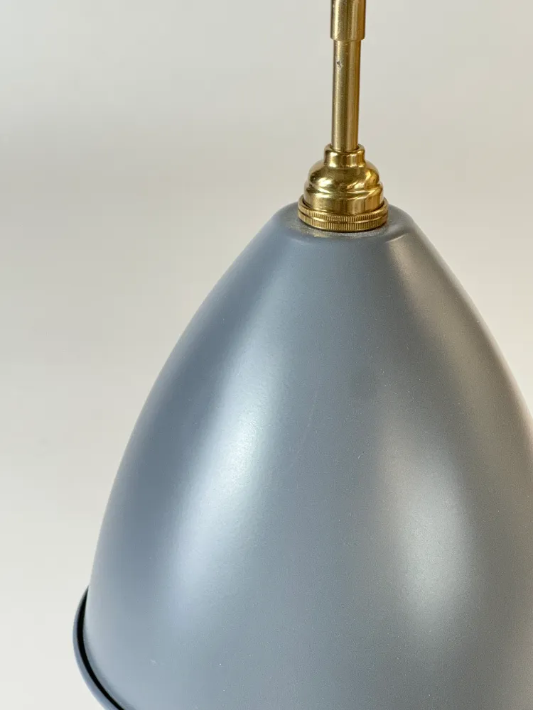 Gubi BL9 Pendel – Grå/Messing Ø21 cm
