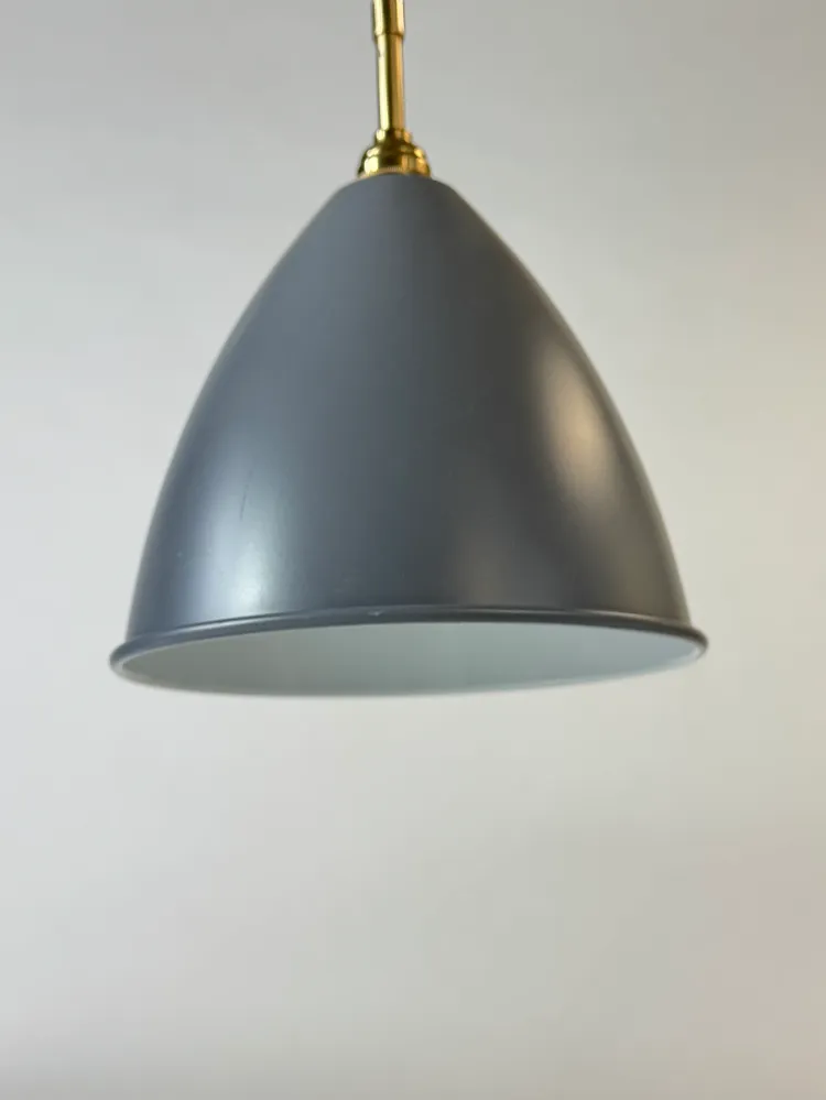 Gubi BL9 Pendel – Grå/Messing Ø21 cm