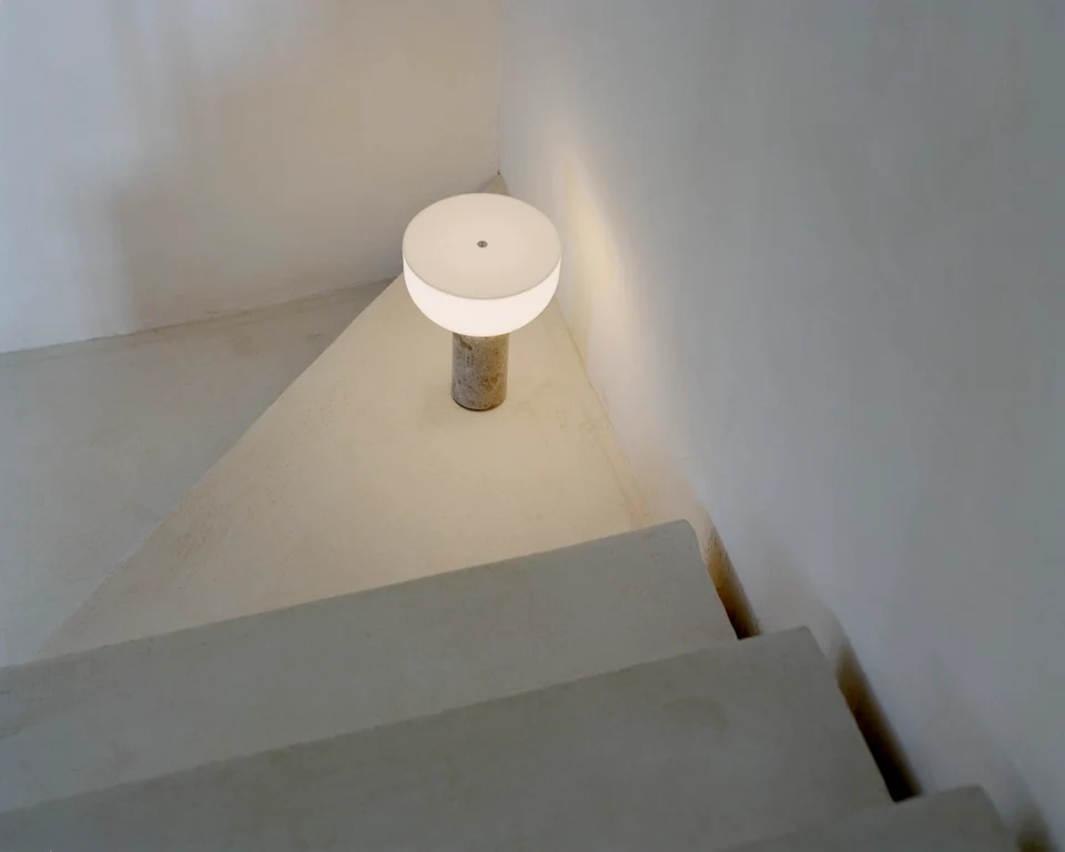 kizu-bordlampe-portalbe-kunis-breccia-marble-w-white-acrylic-21715