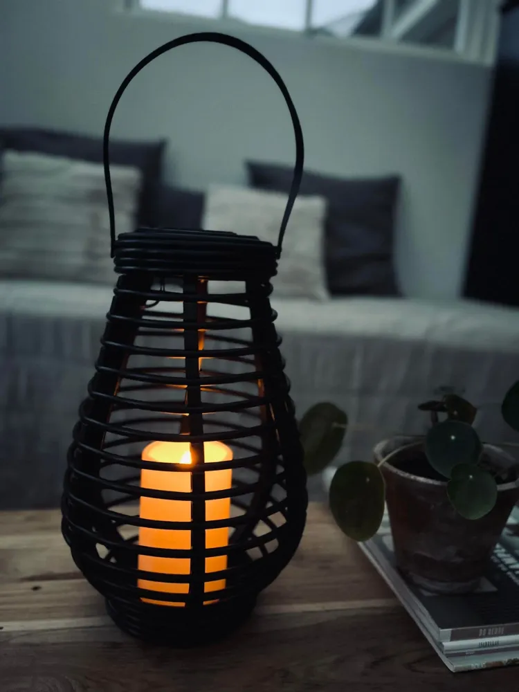 Lanterne med solceller - BLACK VIXA