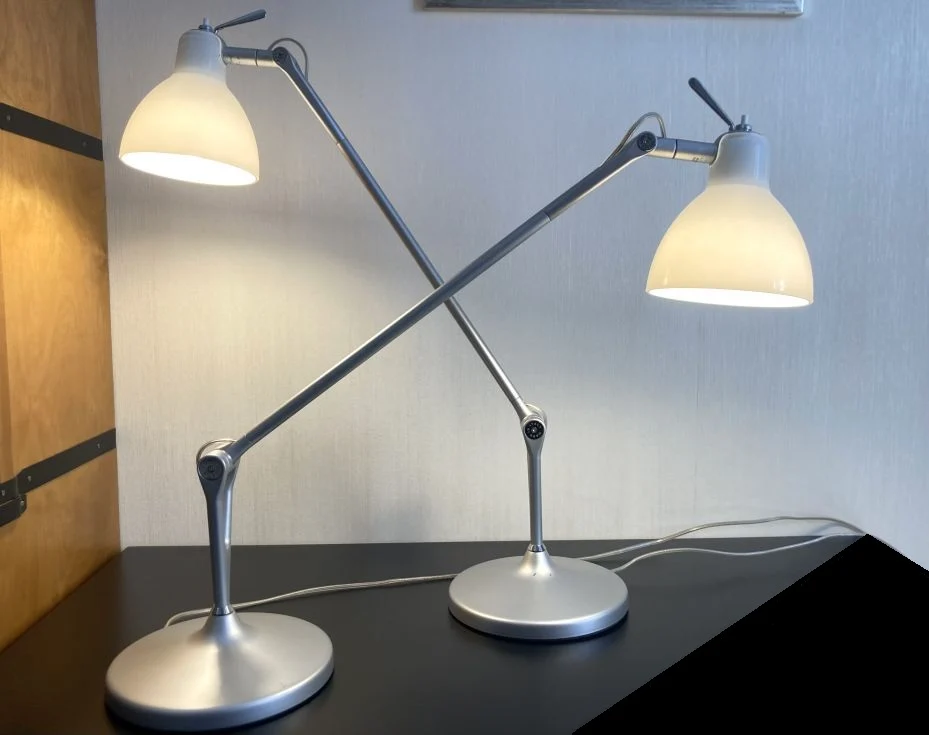 Luxy T1 Bordlampe Onyx, satin hvidt glas - Rotaliana