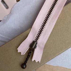 Lynlås til Honey Clutch (17 cm) - Pudderrosa