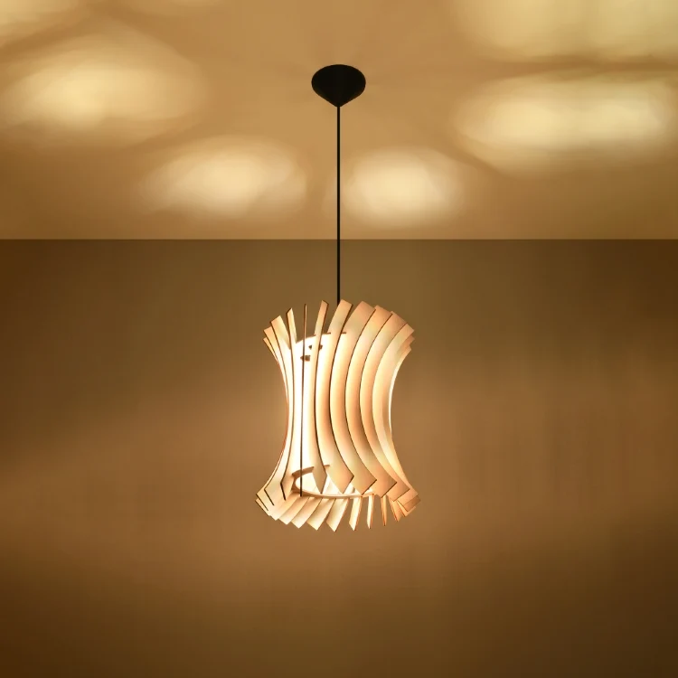 Skab hygge med denne dekorative loftlampe - Skandinavisk design i naturfarvet træ
