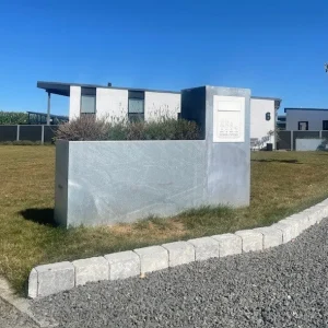 Højbed i galvaniseret til konstrueret postkasse. 50x200x80