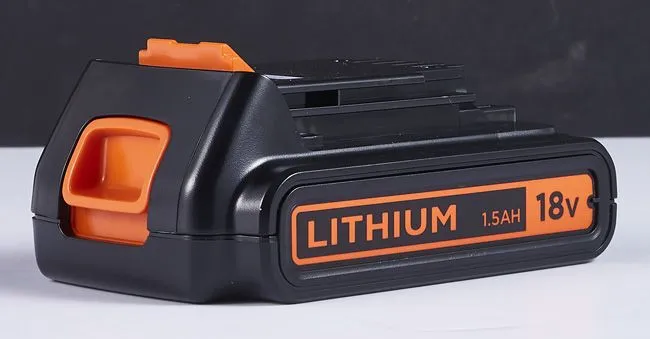 Black & Decker 18 V slagboremaskine med 2 x 1,5 Ah batterier og taske