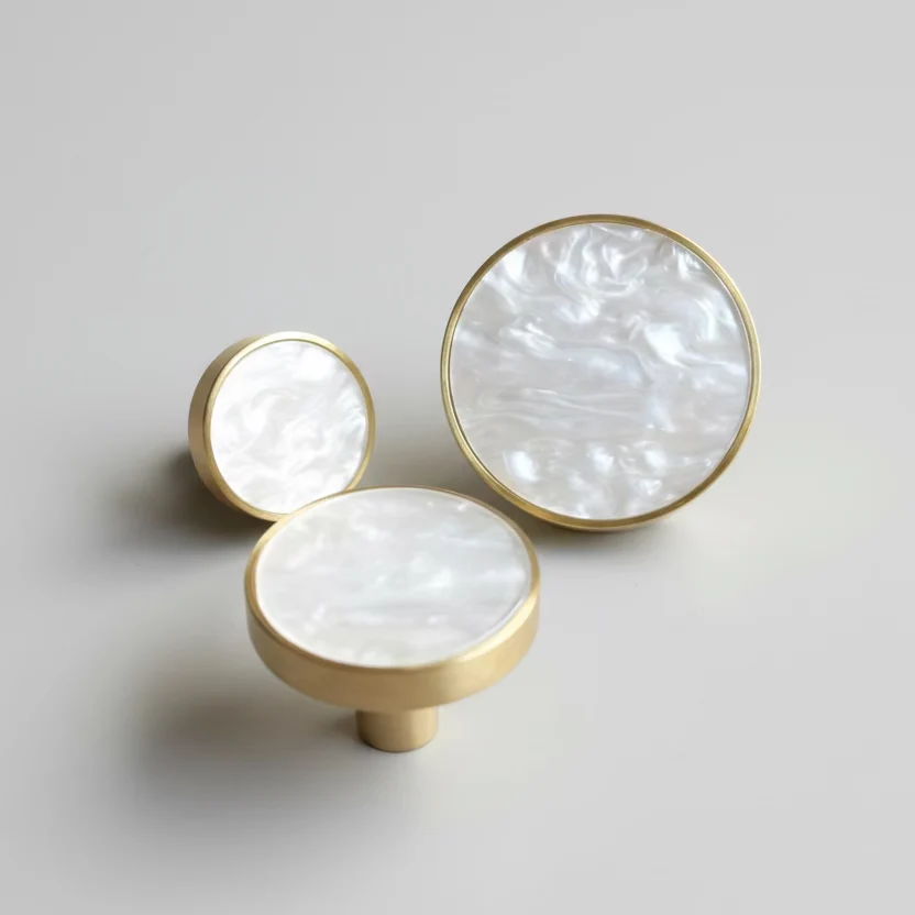 Børstet messing greb med hvidt marmormønster 22