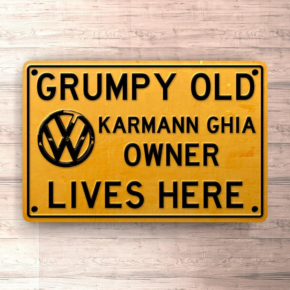 Impact Ready Volkswagen VW Karmann Ghia Grumpy Retro VW Karmann Ghia Owner Lives Here Skilte, Musemåtte, Dørmåtte