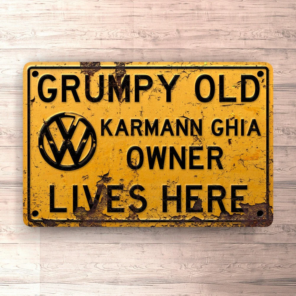 Impact Ready Volkswagen VW Karmann Ghia Grumpy Retro VW Karmann Ghia Owner Lives Here Skilte, Musemåtte, Dørmåtte