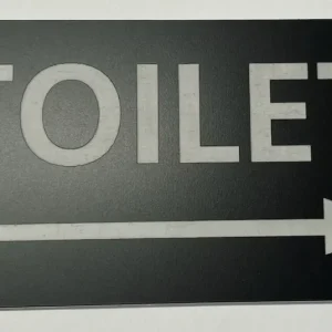 Industrial Strength Skilt toilet + pil højre 10x5