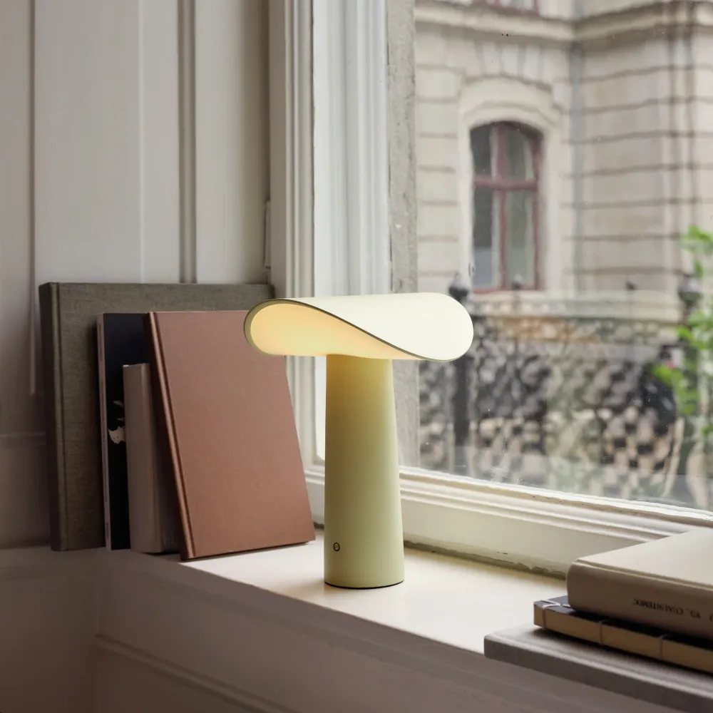 Lium mobile bordlampe lysegul