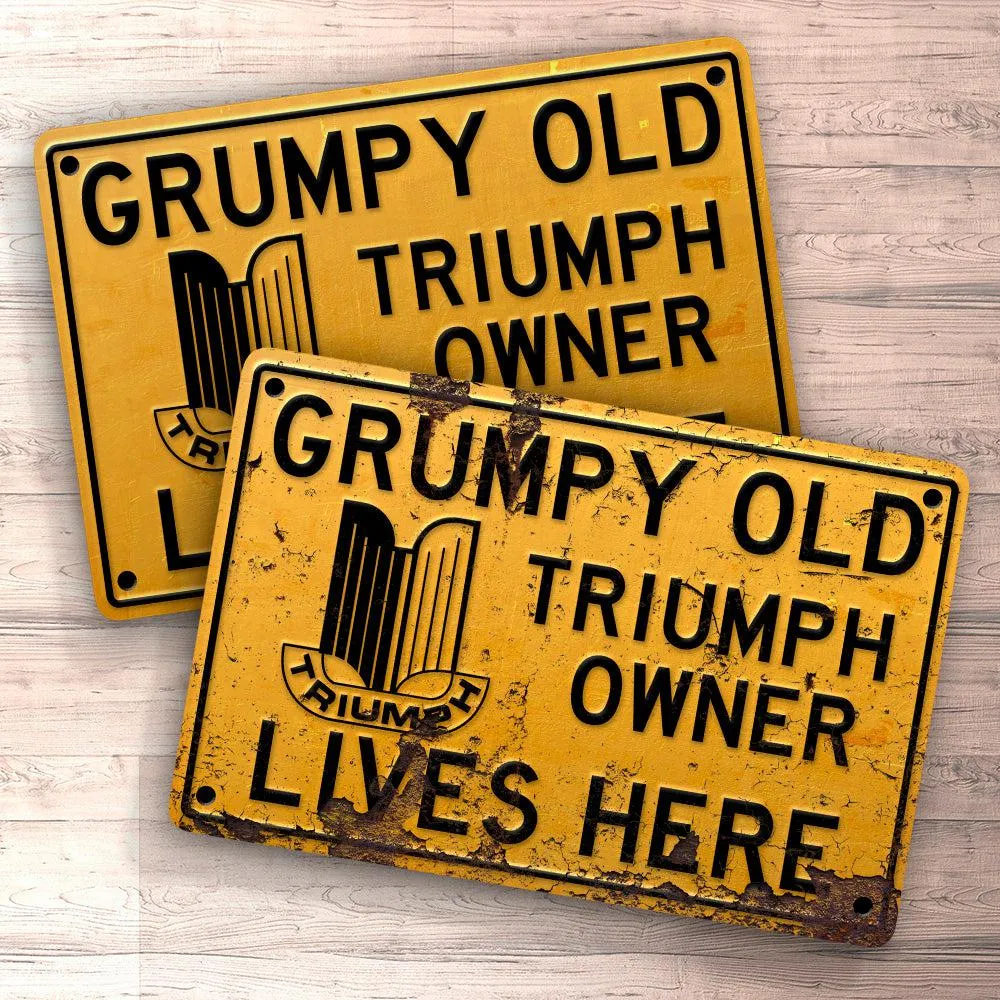Triumph Grumpy Retro Triumph Owner Lives Here Skilte, Musemåtte, Dørmåtte