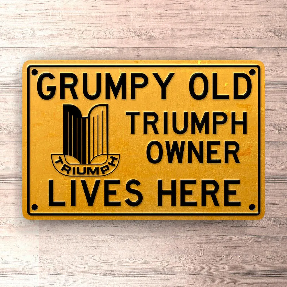 Triumph Grumpy Retro Triumph Owner Lives Here Skilte, Musemåtte, Dørmåtte