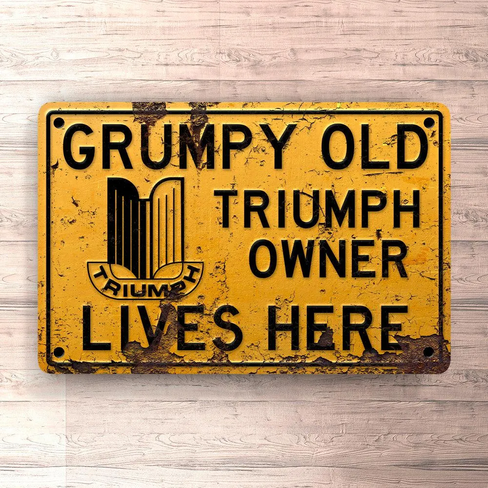Triumph Grumpy Retro Triumph Owner Lives Here Skilte, Musemåtte, Dørmåtte